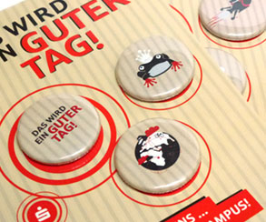 Postkarte mit 4 Buttons in unterschiedlichen Größen, Sparkasse